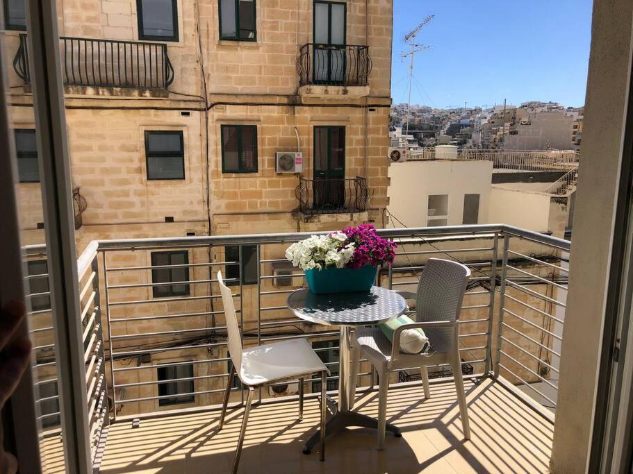 Well Located 2 Bedroom Flat In St.Julians San Ġiljan Kültér fotó